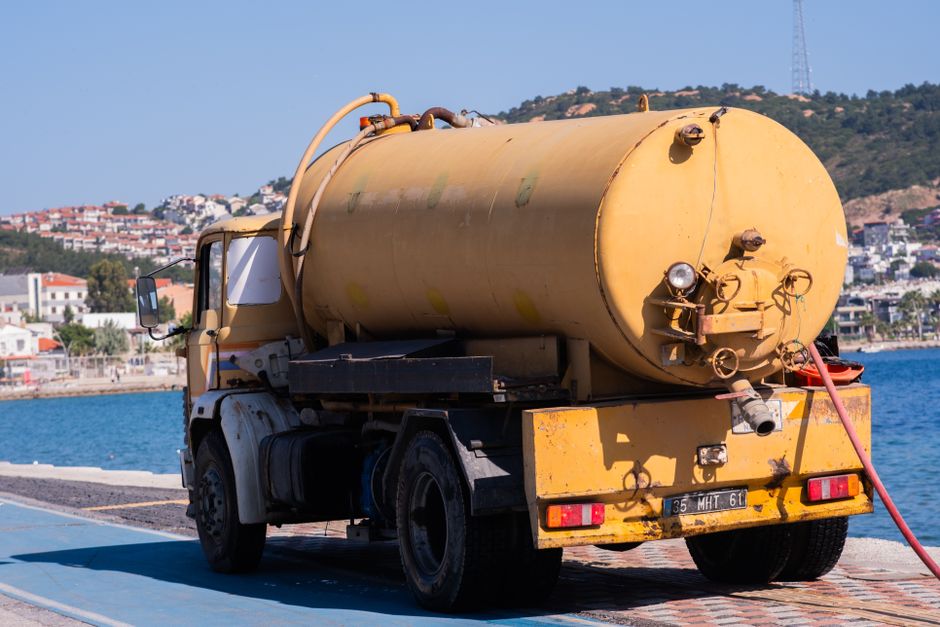 Een vrachtwagen met schone velgen, gereinigd met geconcentreerde velgenreinigers voor optimale uitstraling.