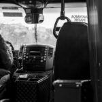 Een buschauffeur aan het werk in een moderne bus, met passagiers in het openbaar vervoer.
