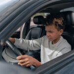 Een leerling in een auto met een rijinstructeur tijdens een rijles in Gemert, gericht op het behalen van een rijbewijs.