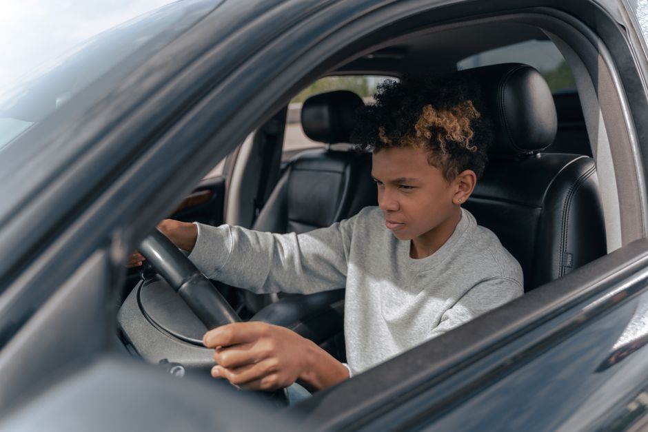 Een leerling in een auto met een rijinstructeur tijdens een rijles in Gemert, gericht op het behalen van een rijbewijs.