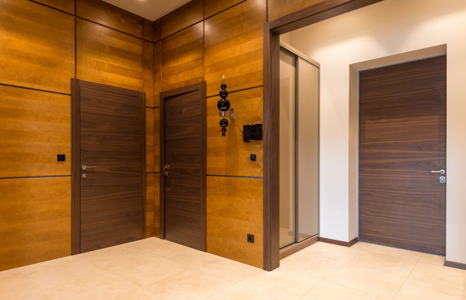 Een voorbeeld van een stijlvol gewrapte deur met folie in een moderne woonkamer.