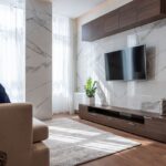 Een minimalistisch smal tv-meubel van 120 cm in een stijlvolle woonkamer, perfect voor compacte ruimtes.