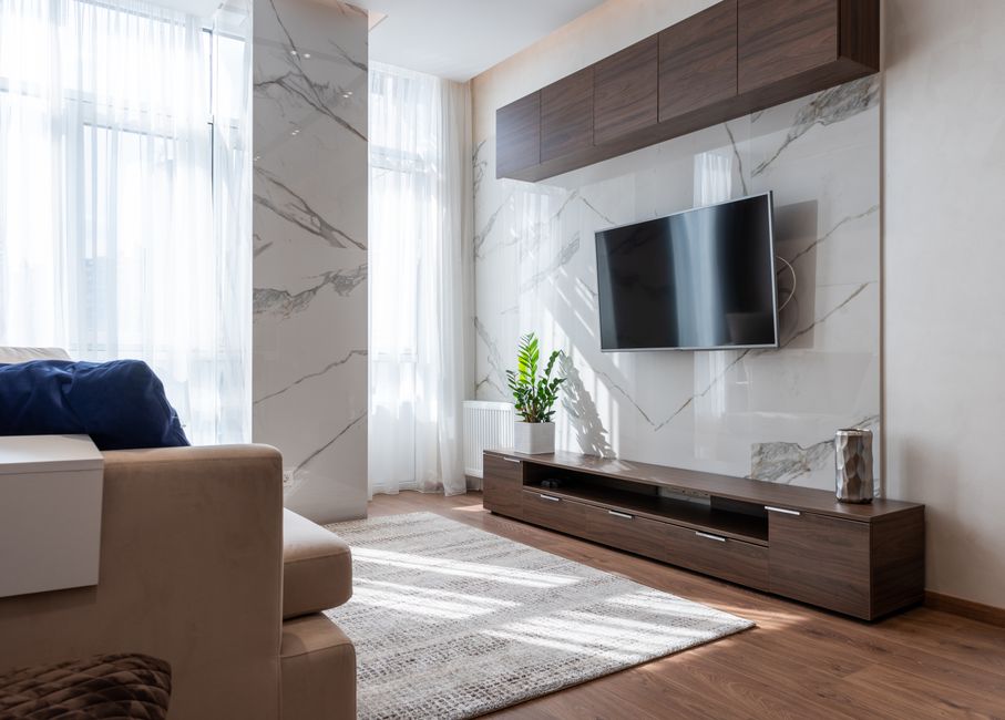 Een minimalistisch smal tv-meubel van 120 cm in een stijlvolle woonkamer, perfect voor compacte ruimtes.